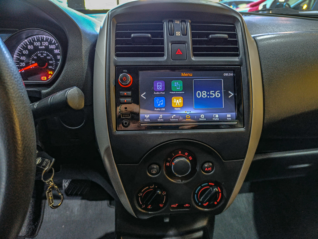 Nissan Versa Branco