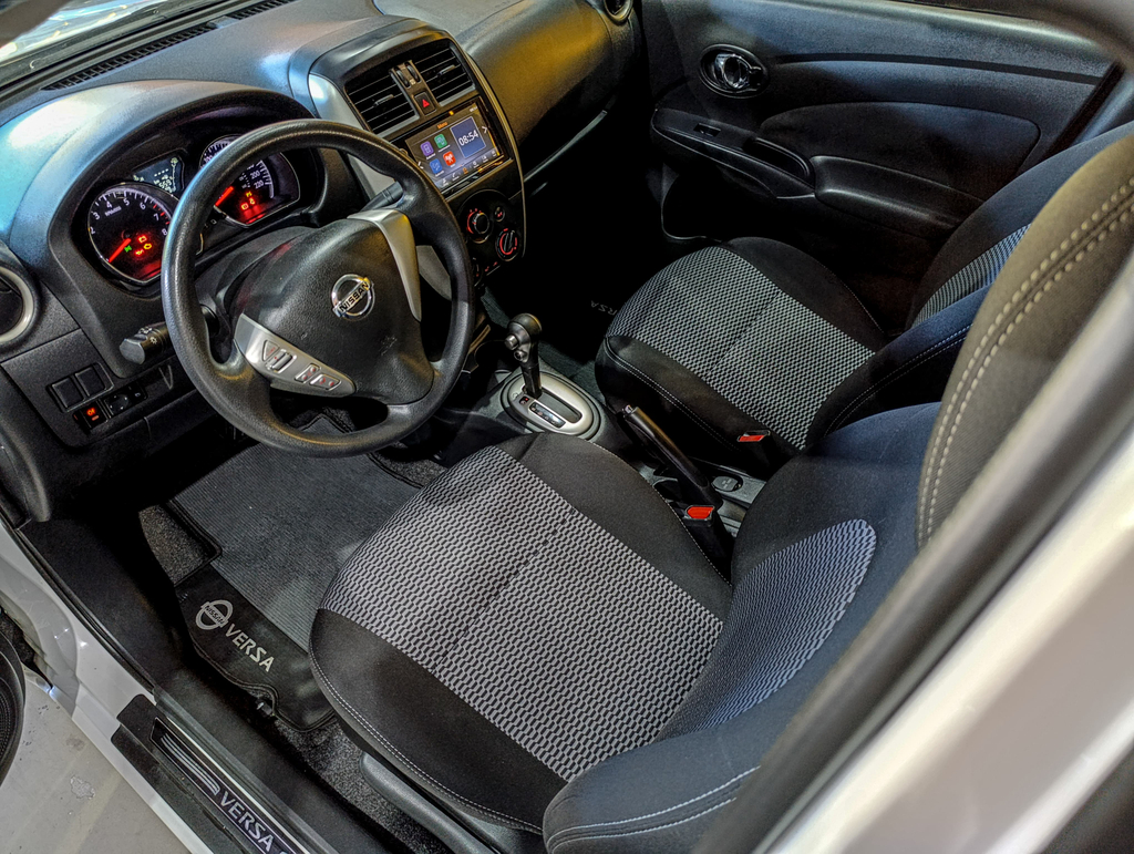 Nissan Versa Branco