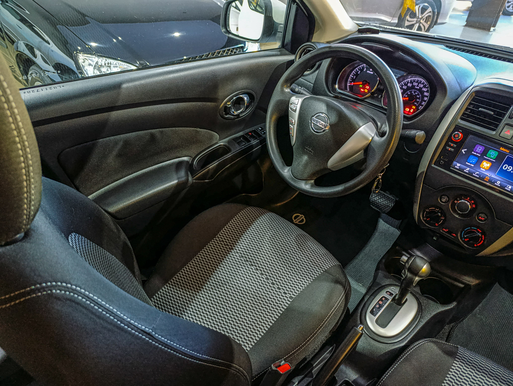 Nissan Versa Branco