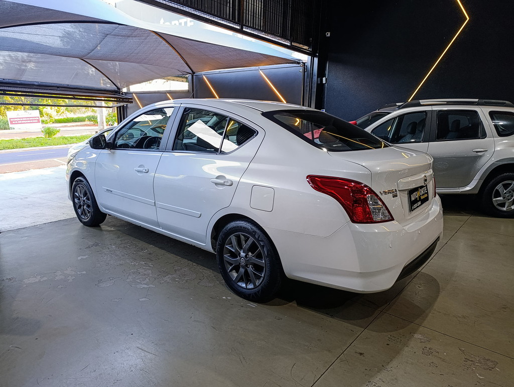 Nissan Versa Branco