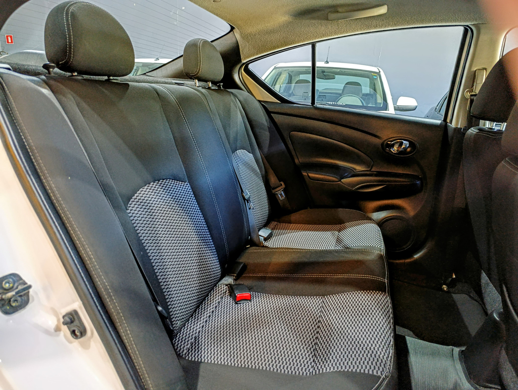 Nissan Versa Branco