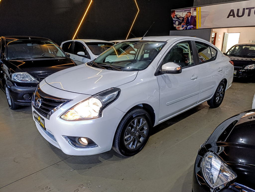 Nissan Versa Branco