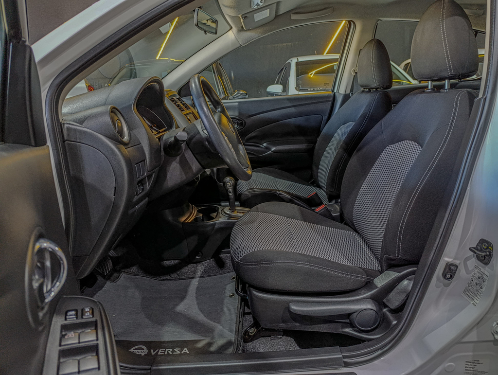 Nissan Versa Branco