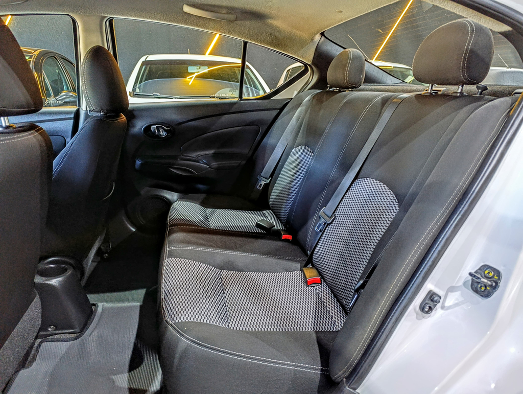 Nissan Versa Branco