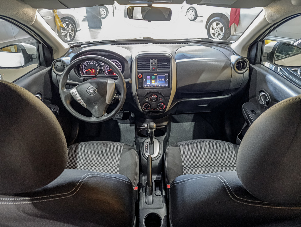 Nissan Versa Branco