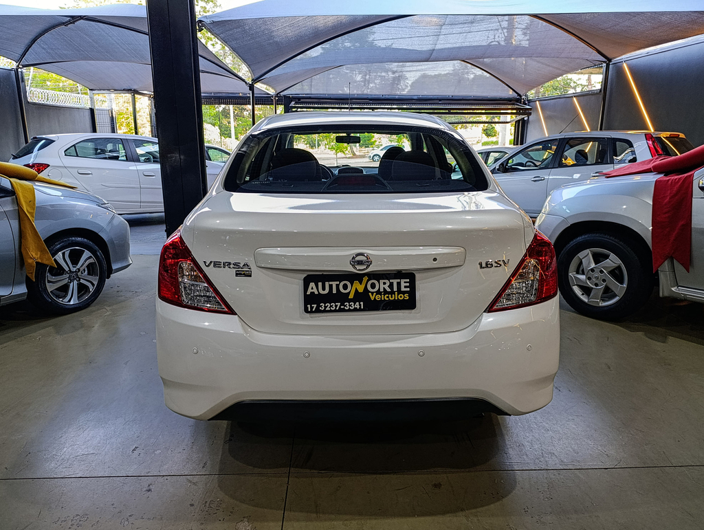 Nissan Versa Branco