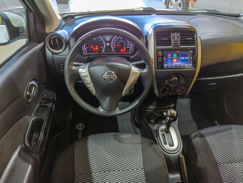 Nissan Versa Branco