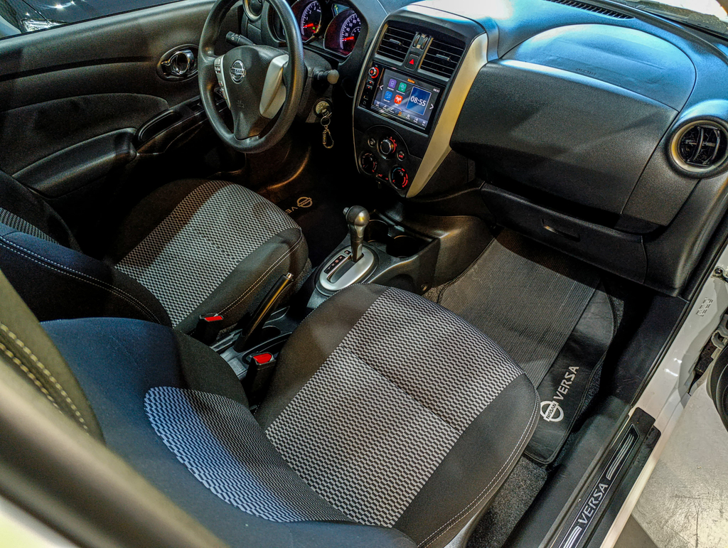 Nissan Versa Branco