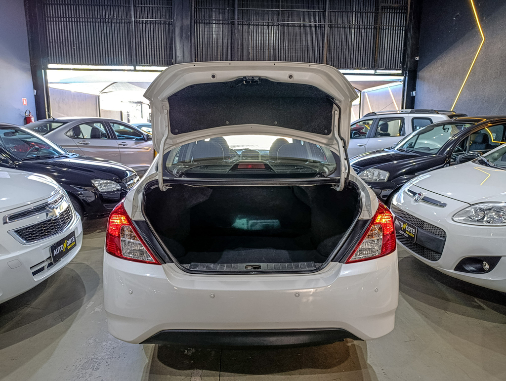 Nissan Versa Branco