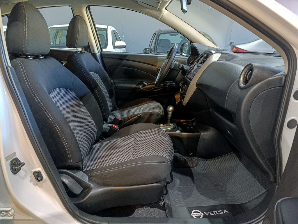 Nissan Versa Branco