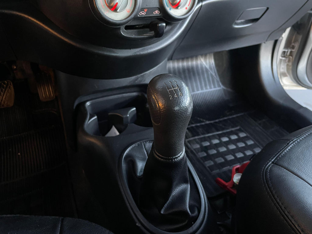 Nissan Versa Prata
