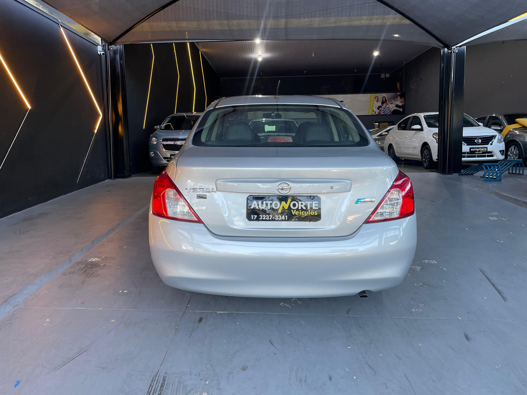 Nissan Versa Prata