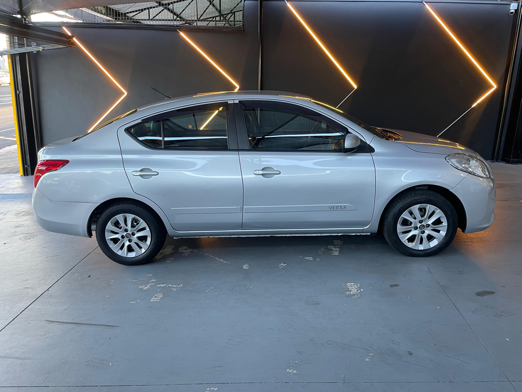 Nissan Versa Prata