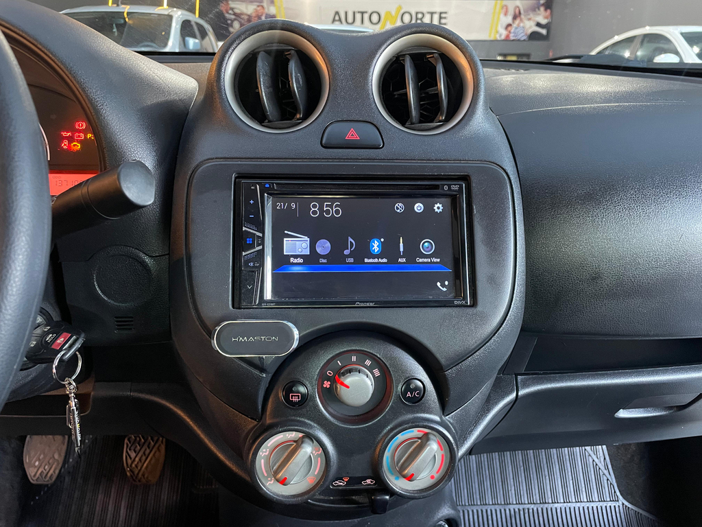 Nissan Versa Prata