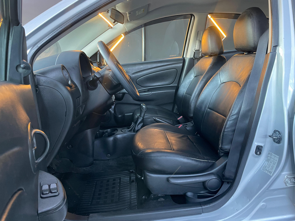 Nissan Versa Prata