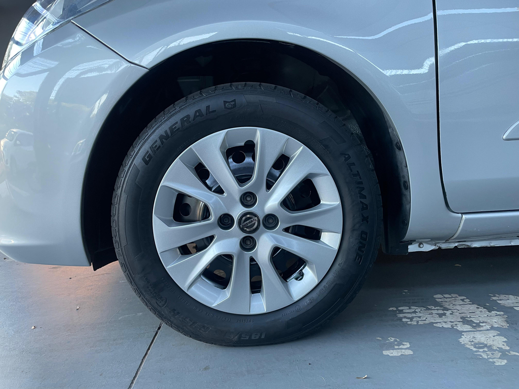 Nissan Versa Prata