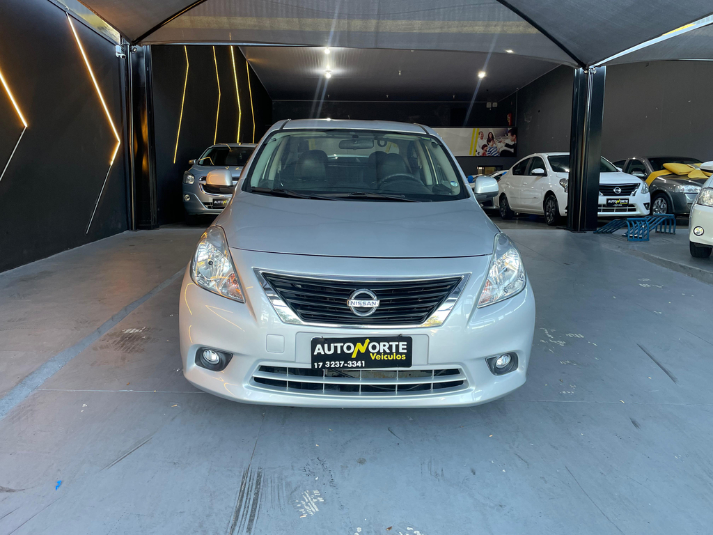 Nissan Versa Prata