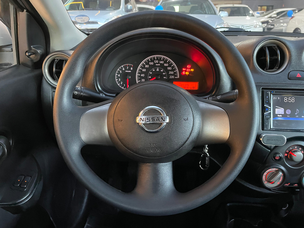 Nissan Versa Prata