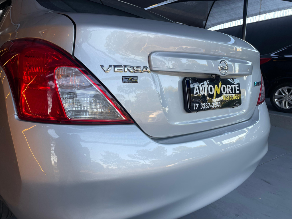 Nissan Versa Prata