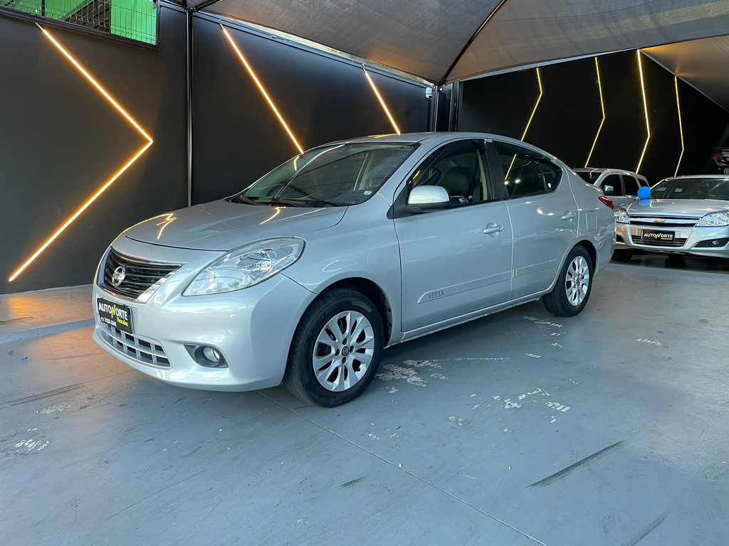 Nissan Versa Prata