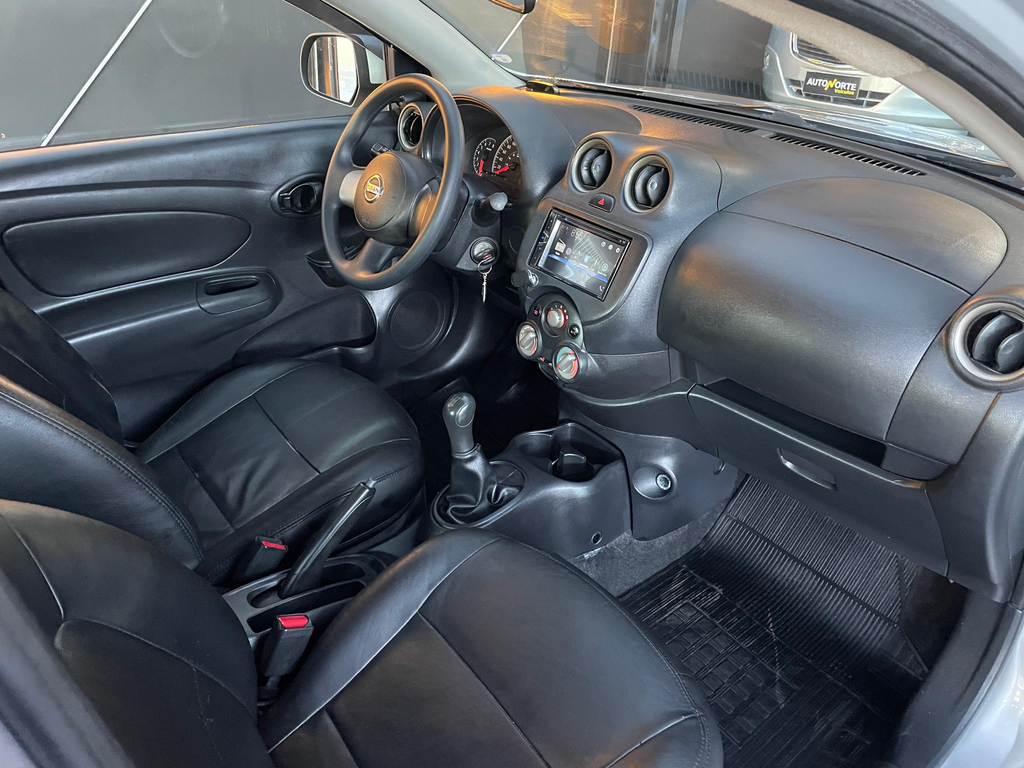 Nissan Versa Prata