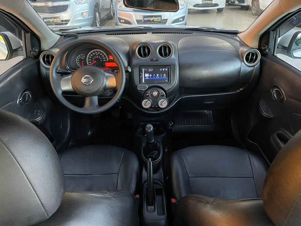 Nissan Versa Prata