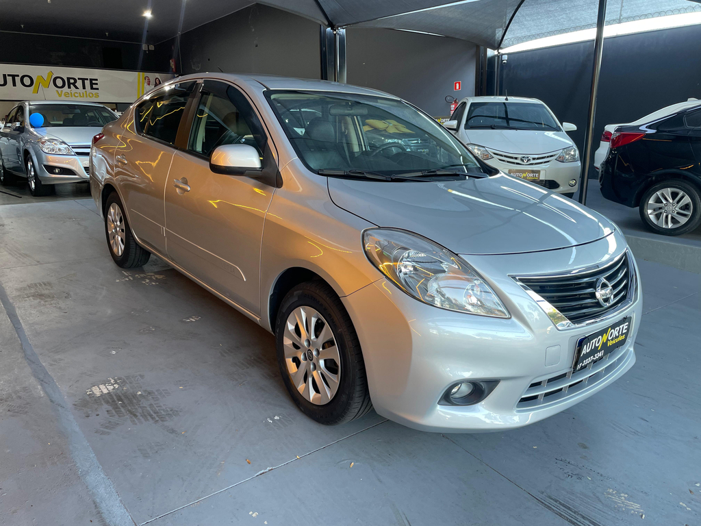 Nissan Versa Prata