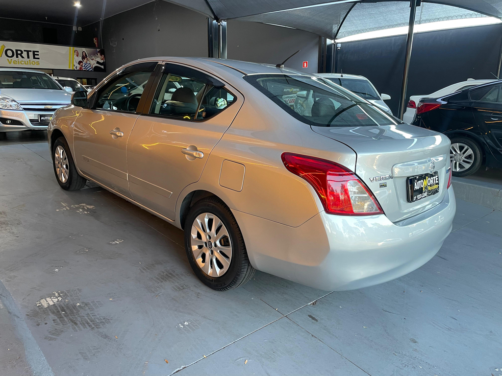 Nissan Versa Prata