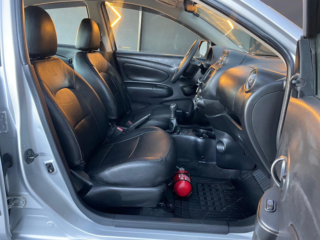 Nissan Versa Prata