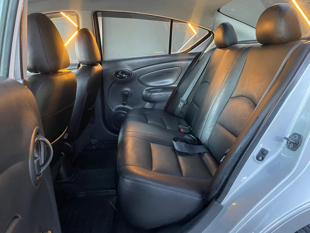 Nissan Versa Prata