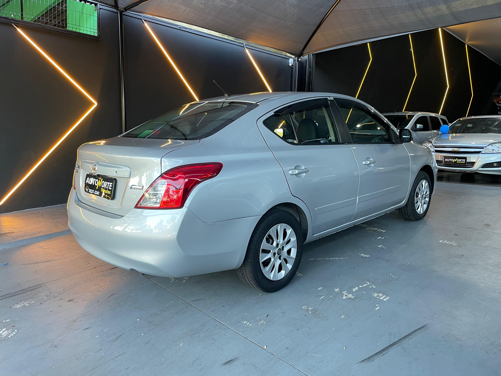 Nissan Versa Prata