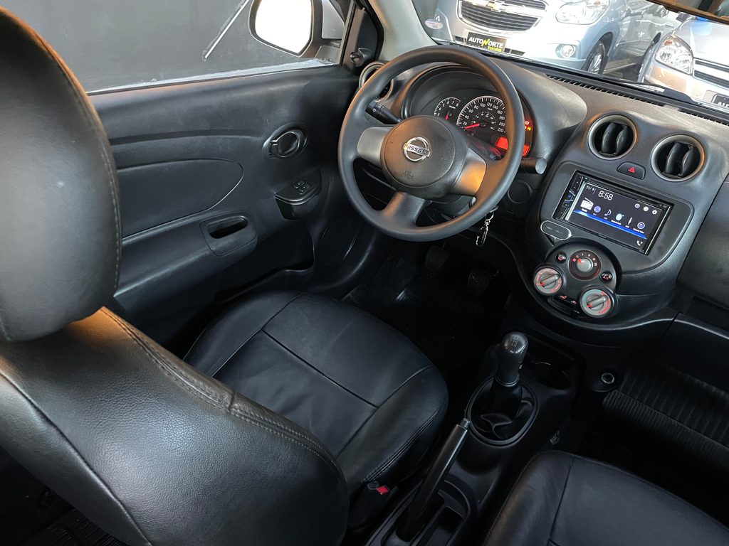 Nissan Versa Prata