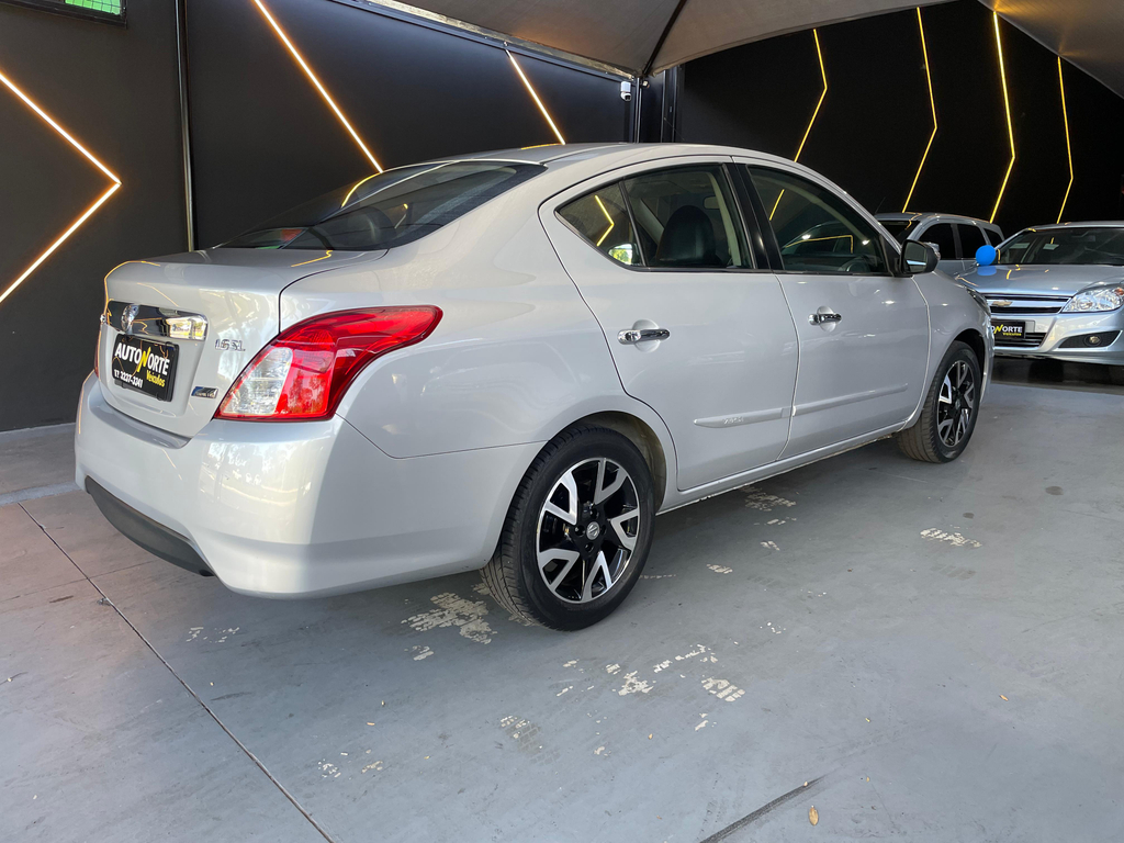 Nissan Versa Prata