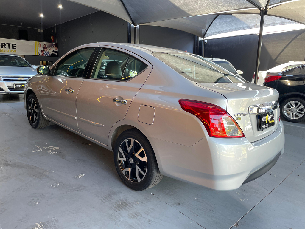 Nissan Versa Prata