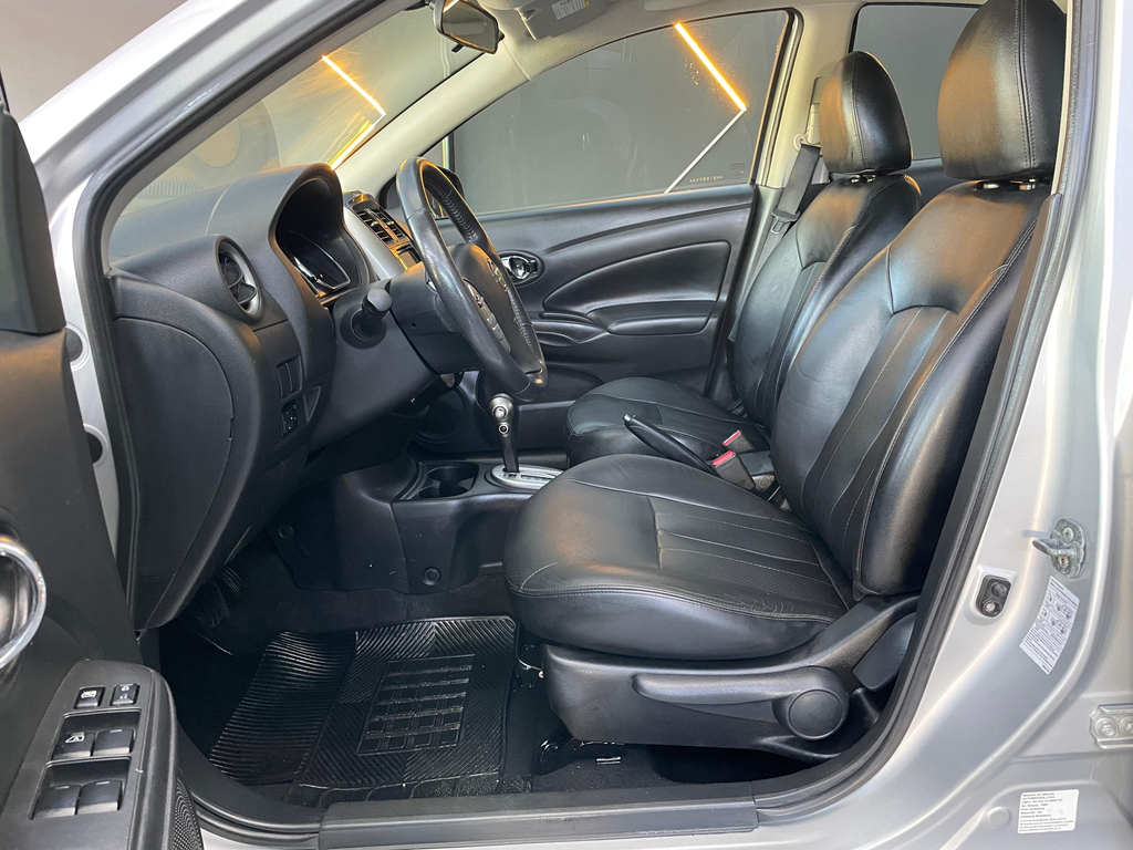Nissan Versa Prata
