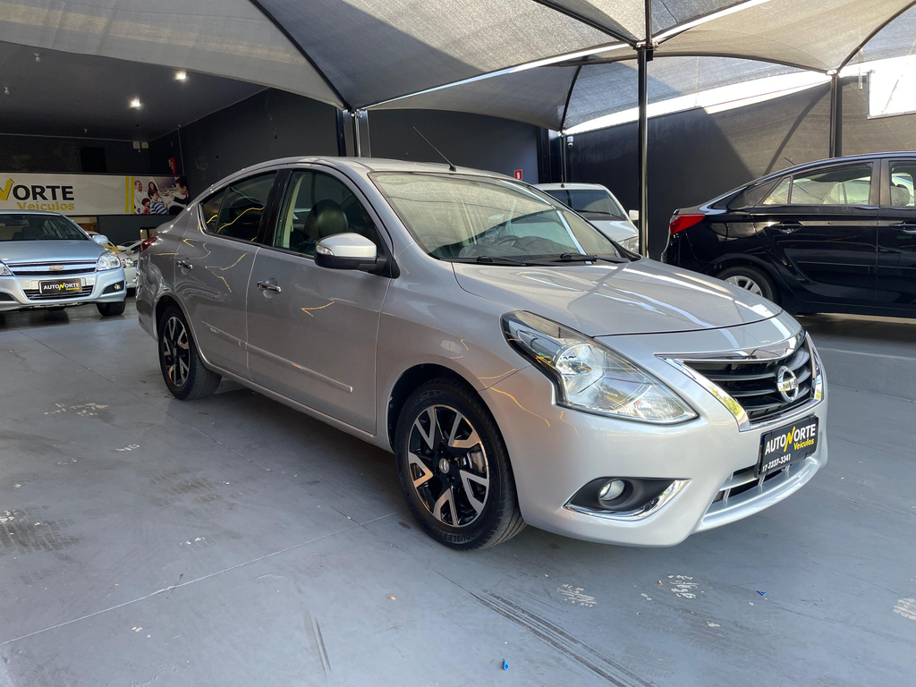 Nissan Versa Prata