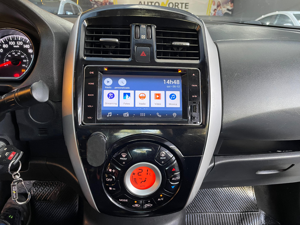 Nissan Versa Prata