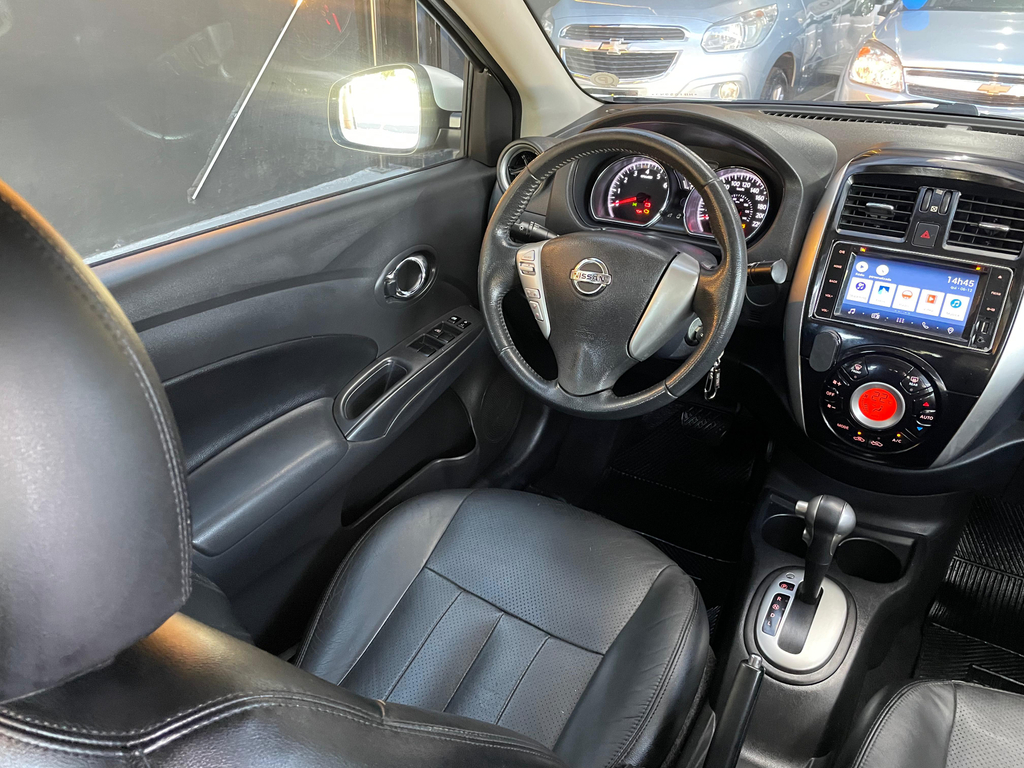 Nissan Versa Prata