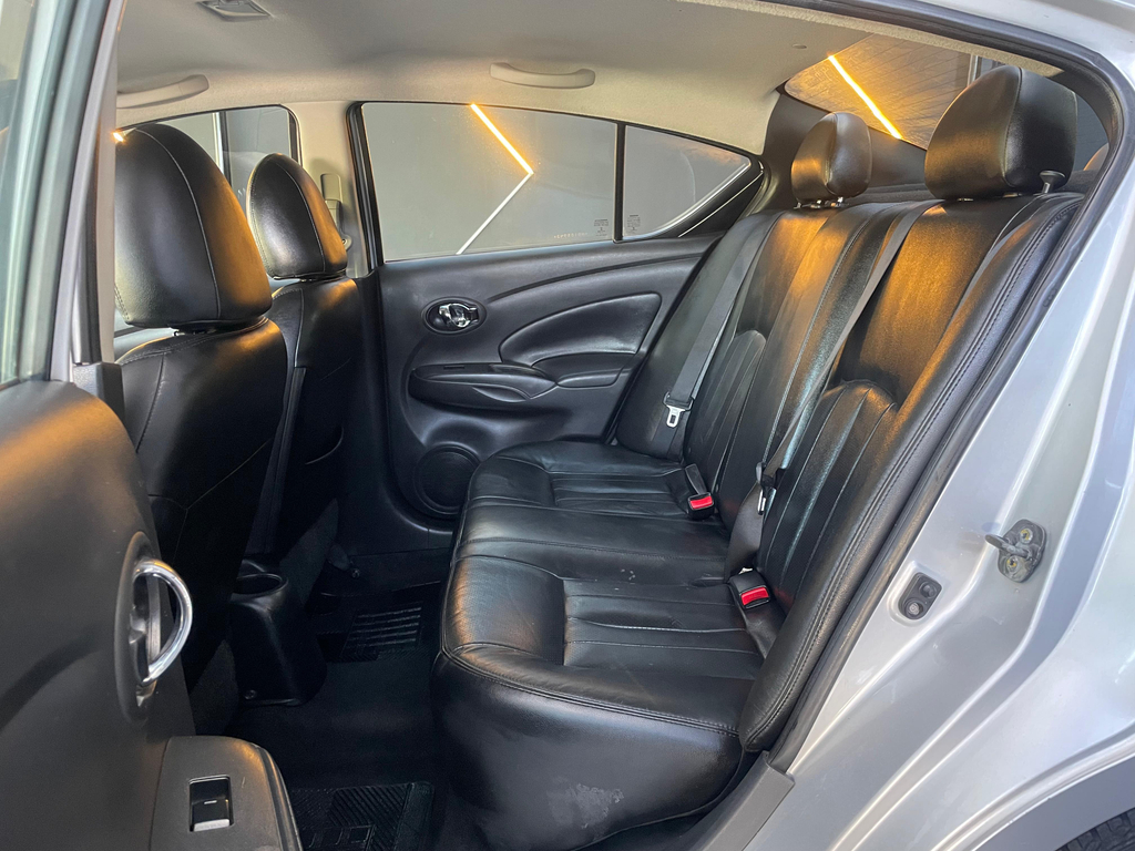 Nissan Versa Prata