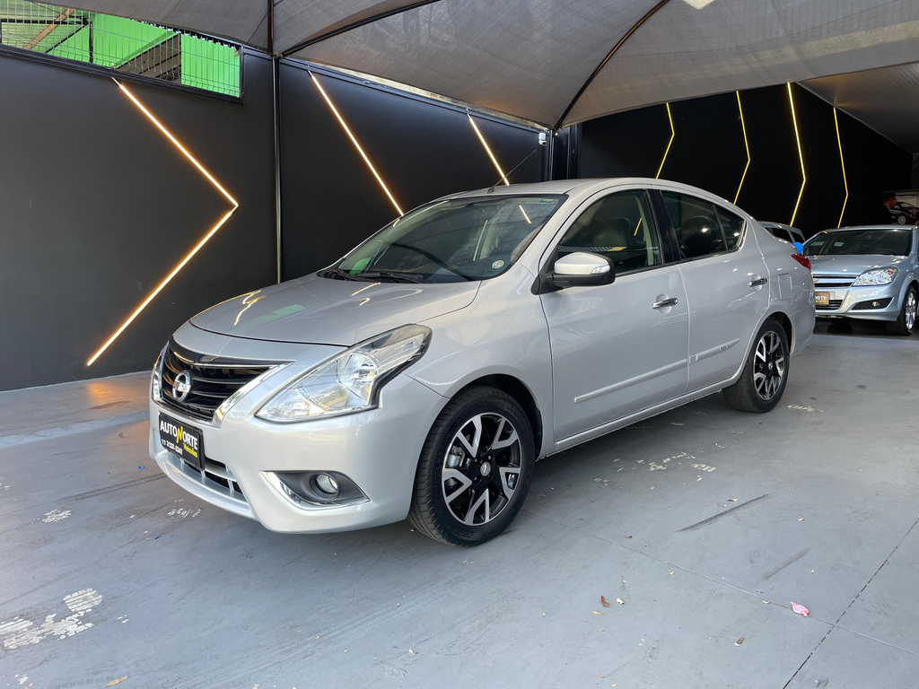 Nissan Versa Prata