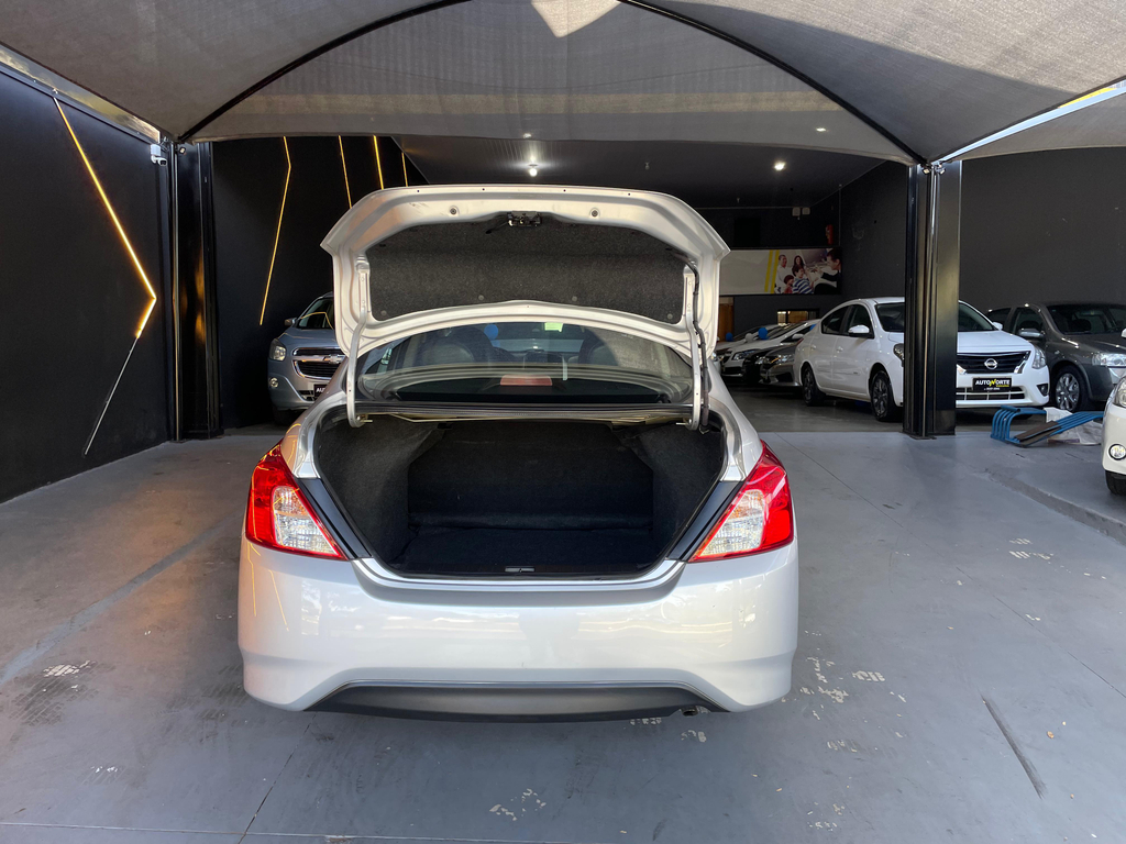 Nissan Versa Prata