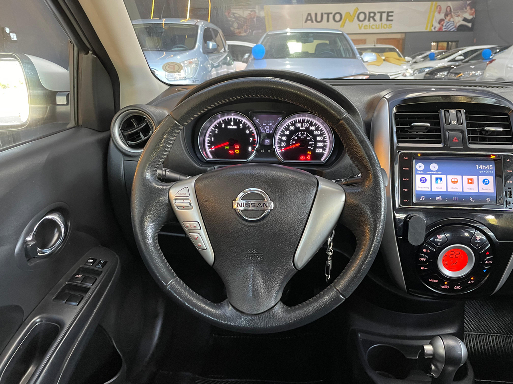 Nissan Versa Prata