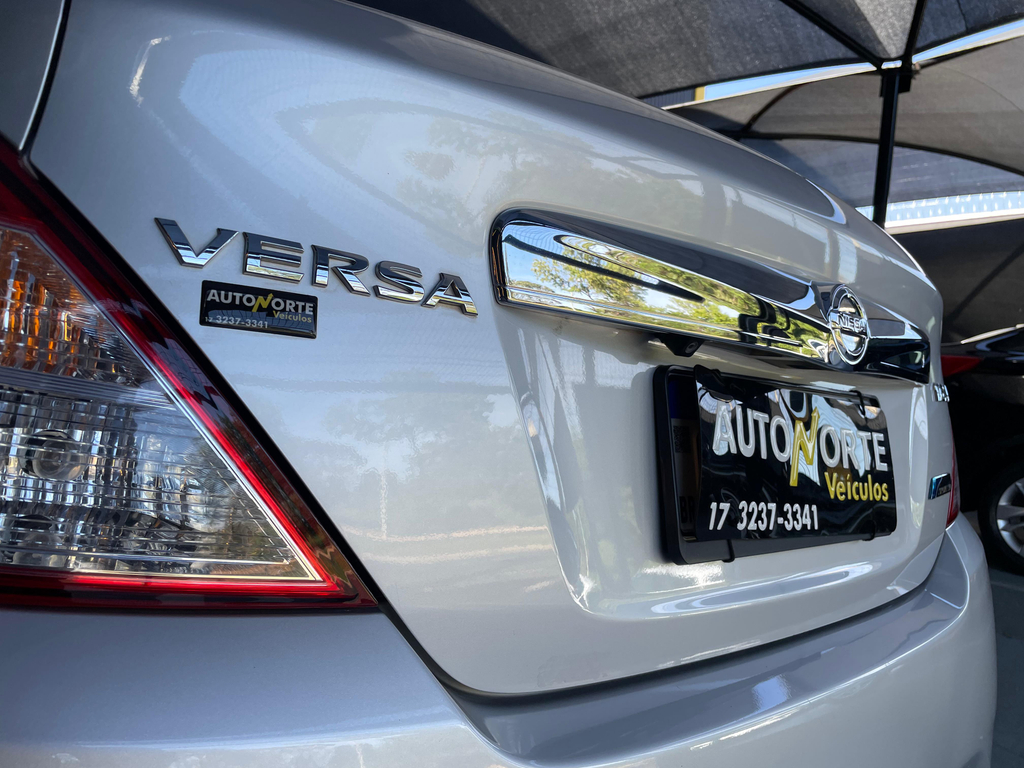 Nissan Versa Prata