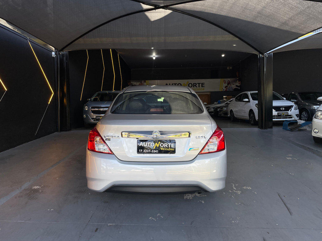 Nissan Versa Prata