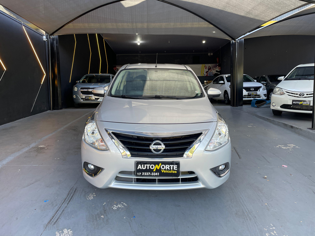 Nissan Versa Prata