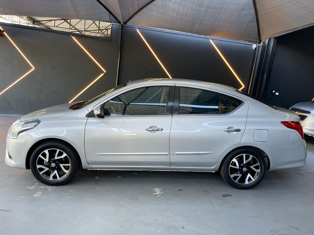 Nissan Versa Prata
