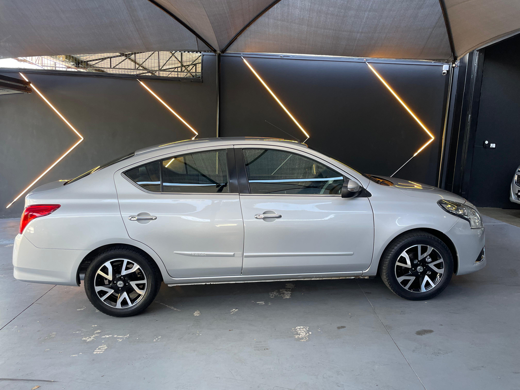 Nissan Versa Prata