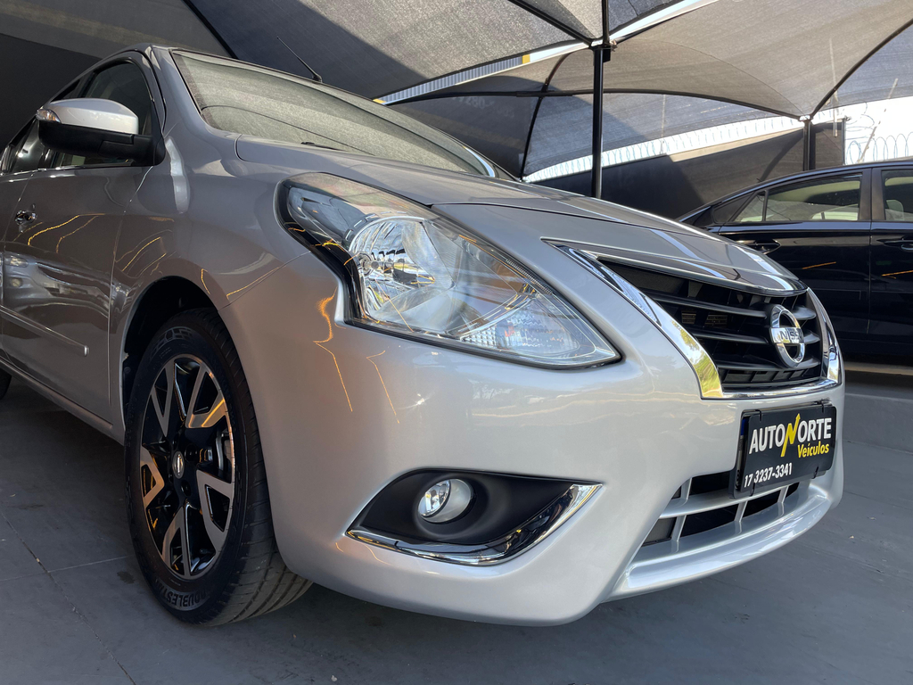 Nissan Versa Prata