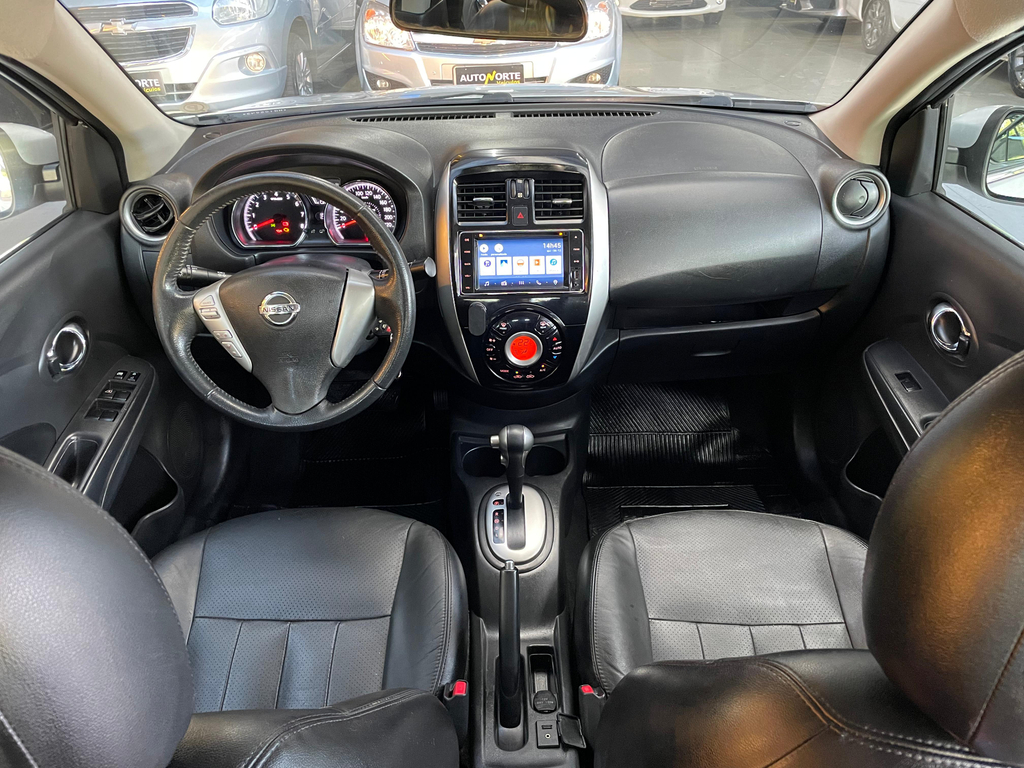 Nissan Versa Prata
