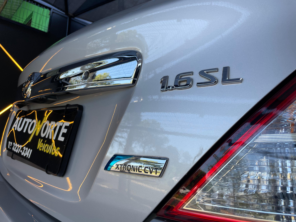 Nissan Versa Prata